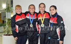 La “profe” Analía Soto, Javiera Cuesta Calvo, Marianela Renzoni y Samira Isa (Foto LA OPINION).