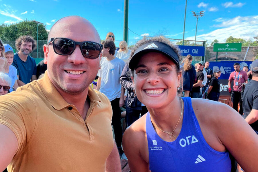 Encargado de Negocios de Egipto en Argentina, Karim Aboulaenein, junto a Mayar Sherif, campeona del Argentina Open de Buenos Aires. 