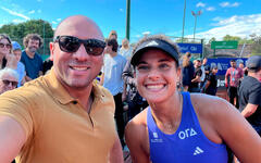 Encargado de Negocios de Egipto en Argentina, Karim Aboulaenein, junto a Mayar Sherif, campeona del Argentina Open de Buenos Aires. 
