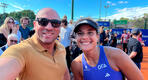 Encargado de Negocios de Egipto en Argentina, Karim Aboulaenein, junto a Mayar Sherif, campeona del Argentina Open de Buenos Aires. 