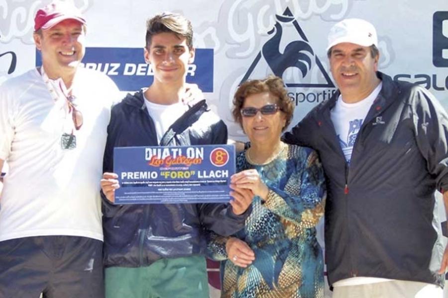 Salomón Ayub, recibiendo el premio