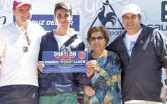 Salomón Ayub, recibiendo el premio