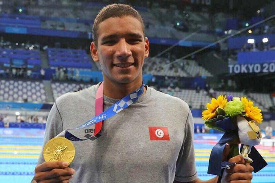 El nadador tunecino Ahmed Hafnaoui consiguió en oro en los 400m de estilo libre masculino. Foto: AFP.