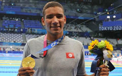El nadador tunecino Ahmed Hafnaoui consiguió en oro en los 400m de estilo libre masculino. Foto: AFP.