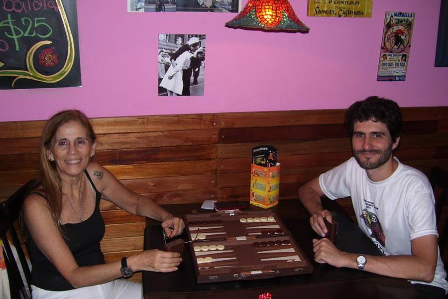 Clarisa y Adrián, dos jugadores de tawle que frecuentan el Córdoba Backgammon Point.