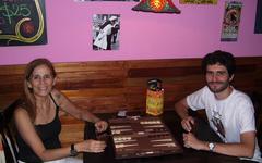 Clarisa y Adrián, dos jugadores de tawle que frecuentan el Córdoba Backgammon Point.