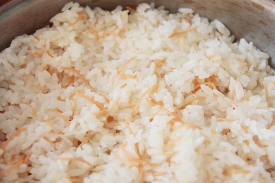 Arroz blanco con fideos al estilo sirio