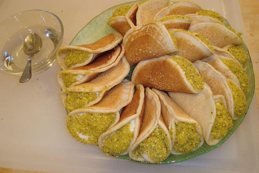 Tortillas libanesas rellenas de ricota y miel (qataif)