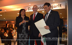 Lic. Daniel Vittar recibe su galardón. 