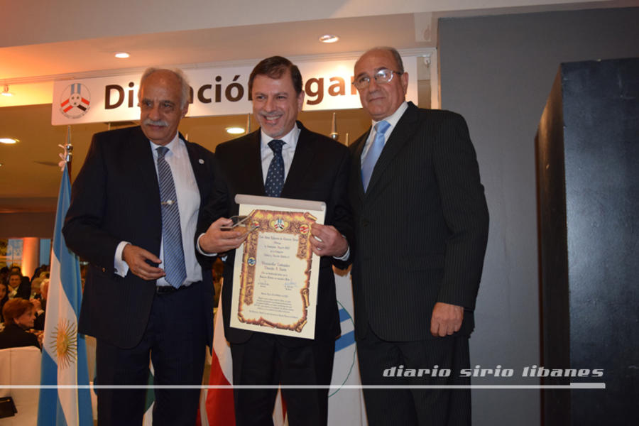 Vicecanciller, Eduardo Zuain, recibe su galardón. 
