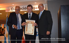 Vicecanciller, Eduardo Zuain, recibe su galardón. 