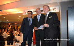 Juan Sabra recibe su galardón en la ceremonia Ugarit.