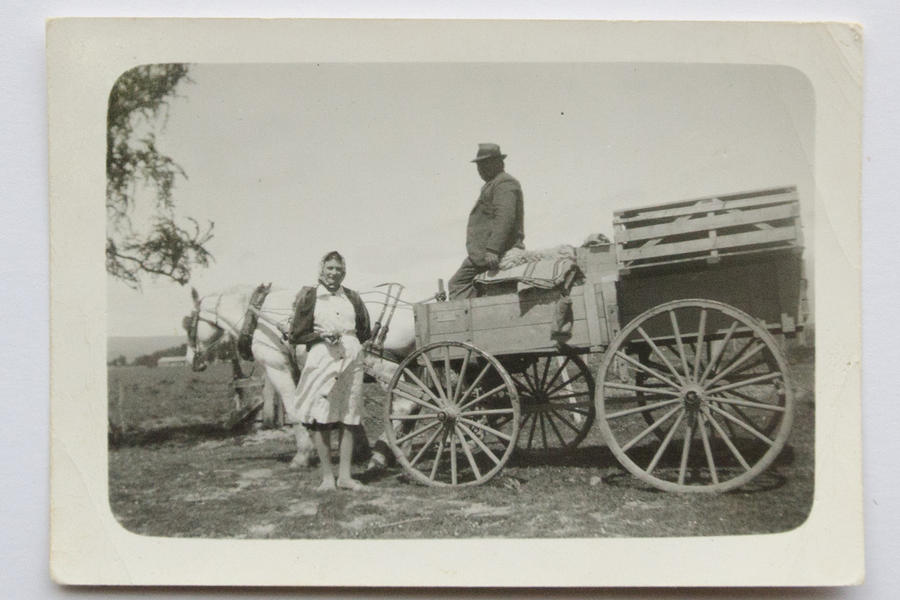 Ellen Pritchard con Don Salomon (mercachifle). Provincia de Chubut, Noviembre de 1942.