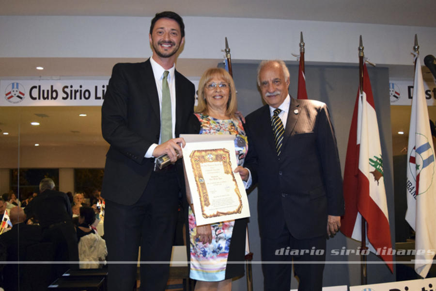 Martín Yesa recibe la distinción Ugarit por el presidente del CSLBA, Adib Attie.