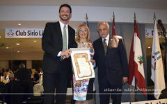 Martín Yesa recibe la distinción Ugarit por el presidente del CSLBA, Adib Attie.