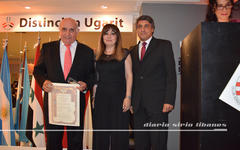 Dr. Orlando Mdalel recibe su galardón. 