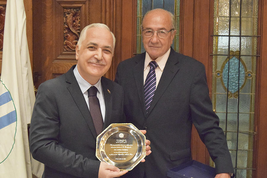 Embajador de la República Árabe Siria en Argentina, Maher Mahfouz, recibiendo un plato recordatorio ornamental por parte del presidente del CSLBA, Yaoudat Brahim. Foto: Diario Sirio Libanés.