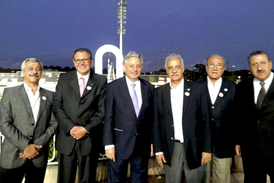 Ricardo Nazer, segundo desde la izq., junto al Sr. Embajador del Líbano, Salvador Jaef y dirigentes del Club Sirio Libanés de Bs. As., en ocasión del tradicional premio hípico "Independencia del Líbano" (Hipódromo Argentino, Diciembre 1, 2014).