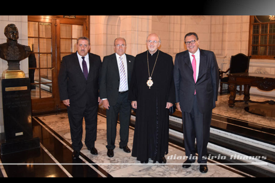 Salvador Jaef (izq.) junto a Yaoudat Brahim, S.E.R. Mons. Ibrahim Salameh, y Ricardo Nazer, en ocasión del acto por la Independencia de Siria en el Club Sirio Libanés de Bs. As. (Abril 18, 2016).