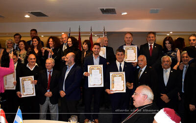 Galardonados Ugarit 2023 junto a los directivos del Club Sirio Libanés de Bs. As. Galardonados Ugarit 2023 junto a los directivos del Club Sirio Libanés de Bs. As.