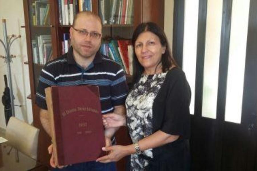 Alicia Daher haciendo entrega de un libro del CSLBA al Padre Youssef Moukharzel