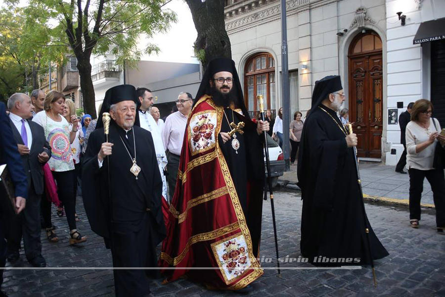 Monseñor Santiago fue entronizado y agasajado por su comunidad