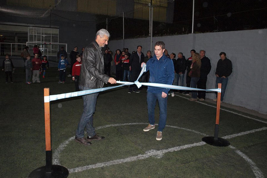 El presidente de la entidad, Sr Fabián Batch, junto al Subsecretario de Deportes Municipal, Agustín Buscaglia durante el corte de la cinta inaugural.
