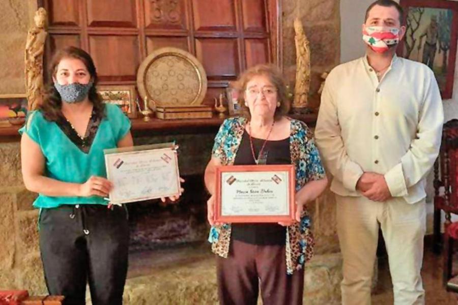 La señora Siria Daher de Azar es distinguida por el presidente de la SSL de Loreto, Iván Varas Mattar (Foto: SSL Loreto)