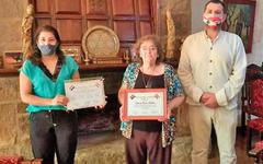 La señora Siria Daher de Azar es distinguida por el presidente de la SSL de Loreto, Iván Varas Mattar (Foto: SSL Loreto)