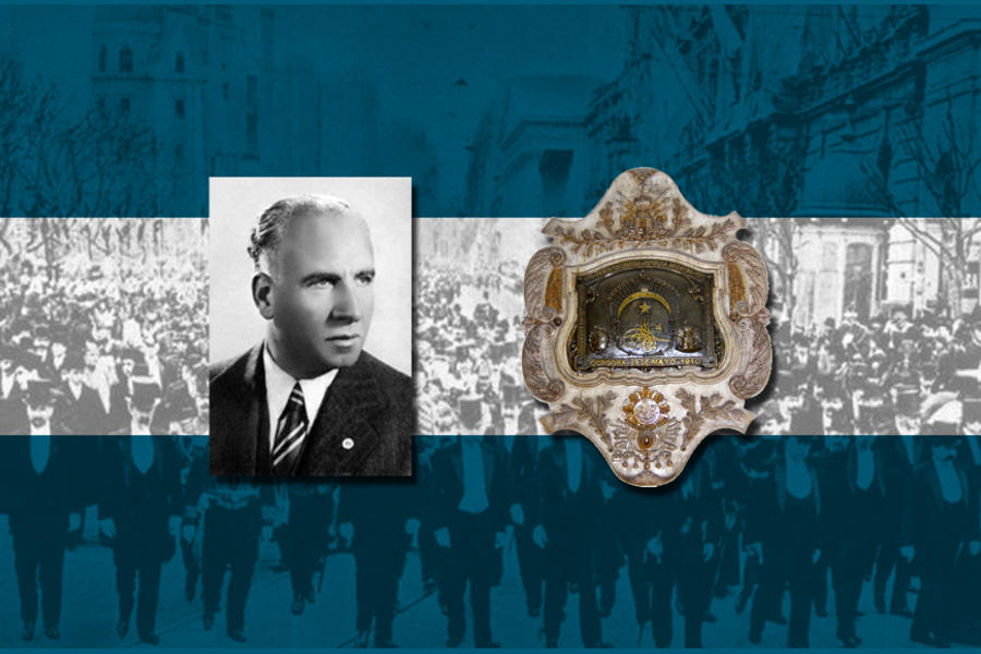 Moisés J. Azize, gran fundador de instituciones siriolibanesas y organizador en 1910 del homenaje de la Colectividad a la Argentina, junto a la Placa del Centenario creada por el escultor sirio Jorge Batica y entregada a la Casa de Gobierno de la Provincia de Córdoba