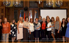 Las homenajeadas, Salma Elgassi de Esper y Perla Gallardo, junto a la Comisión de Damas del Club Sirio Libanés de Bs. As. (CSLBA).