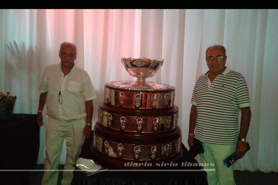 Adib Attie y Yaoudat Brahim, junto a la Copa Davis obtenida por Argentina en la última edición 2016.