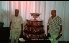 Adib Attie y Yaoudat Brahim, junto a la Copa Davis obtenida por Argentina en la última edición 2016.