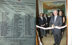 Izq.: Placa agradecimiento a colaboradores en la remodelación. / Der.: Sr. Embajador Dn. Antonio Andary cortando cinta inaugural