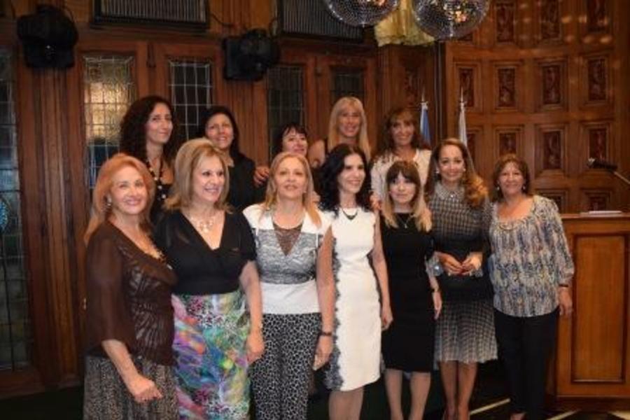 Las dos damas galardonadas junto a la Comisión de Damas del CSLBA