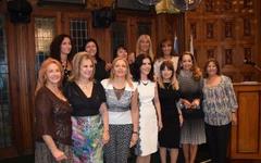 Las dos damas galardonadas junto a la Comisión de Damas del CSLBA