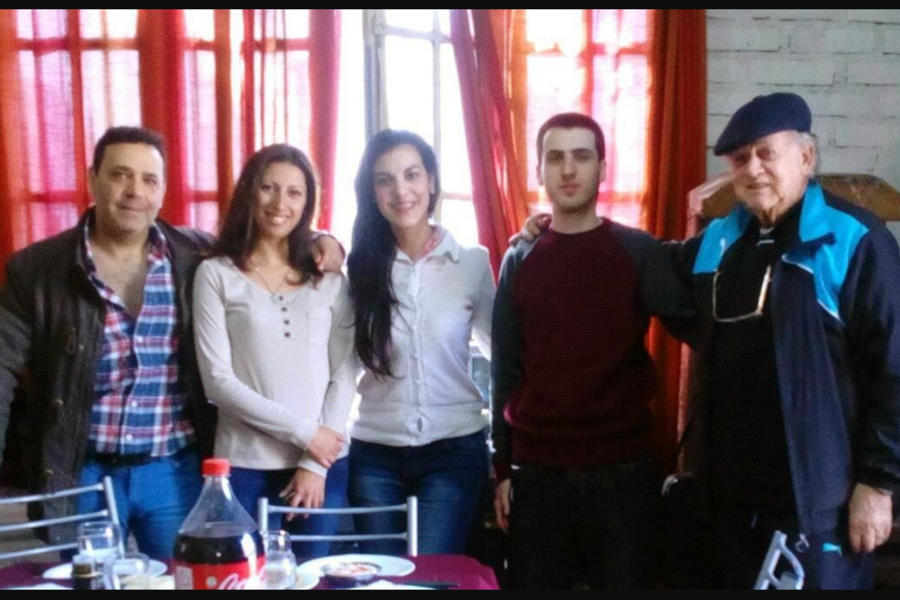 A la derecha Don Carlos Bajach junto a Julio Neme, presidente del Club Sirio de Mendoza (izq.) y jóvenes integrantes de la institución (Foto: redes)