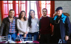 A la derecha Don Carlos Bajach junto a Julio Neme, presidente del Club Sirio de Mendoza (izq.) y jóvenes integrantes de la institución (Foto: redes)