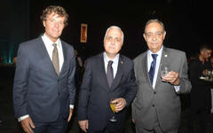 Mustafá Saada (derecha) junto al Embajador de Siria Maher Mahfouz (centro) y el Cónsul Honorario de Portugal en Mendoza Juan Schiappa (izquierda) durante un evento de la Fiesta Nacional de la Vendimia. Marzo, 2020. |  (Foto: Nicolás Ríos / Los Andes)