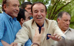 Archivo: El ex presidente argentino Carlos Menem acompañado por su hermano Eduardo Menem, a su llegada a su provincia natal. | Diciembre 22, 2004 - La Rioja, Argentina (Foto: EFE / Alejandro Amdan / Tèlam)