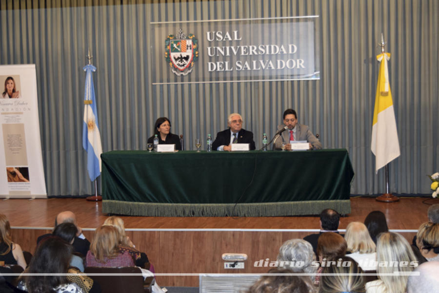 De izq. a der.: Lic. Alicia Daher (FND), Rector USAL Dr. Juan Alejandro Tobías, y Decano de Fac. Ciencias de la Comunicación USAL Mg. Máximo Paz.