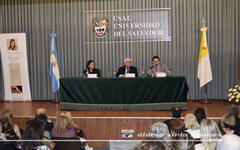 De izq. a der.: Lic. Alicia Daher (FND), Rector USAL Dr. Juan Alejandro Tobías, y Decano de Fac. Ciencias de la Comunicación USAL Mg. Máximo Paz.