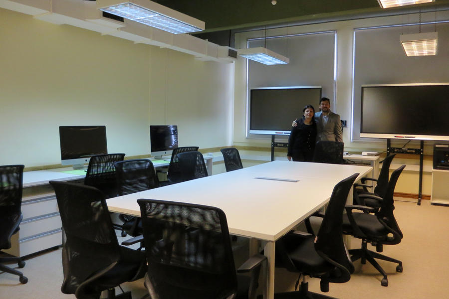 Lic. Alicia Daher y Decano Máximo Paz en las flamantes instalaciones del “Laboratorio de Tecnología Educativa y Medios Dra. Nínawa Daher”.