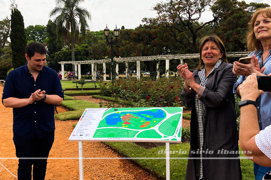 Martín Cantera, presidente de la Comuna 14, y Alicia Daher, presidenta de la Fundación Nínawa Daher, presentan el plano háptico en el Rosedal de Palermo. Foto: Diario Sirio Libanés.