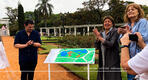 Martín Cantera, presidente de la Comuna 14, y Alicia Daher, presidenta de la Fundación Nínawa Daher, presentan el plano háptico en el Rosedal de Palermo. Foto: Diario Sirio Libanés.