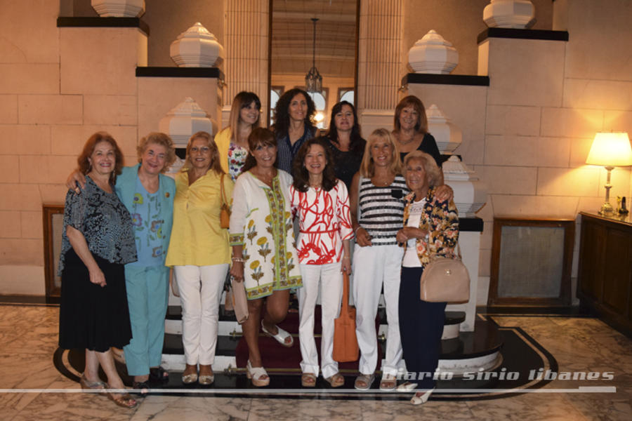 Irma Isse de Velarde, y Marta Velarde junto a la Comisión de Damas del CSLBA.