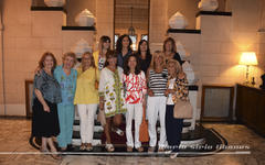 Irma Isse de Velarde, y Marta Velarde junto a la Comisión de Damas del CSLBA.
