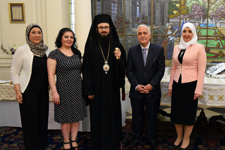 Monseñor Santiago El Khoury es recibido por el Jefe de Misión de la Embajada de la República Árabe Siria, Maher Mahfouz, su Sra. esposa y miembros del cuerpo diplomático