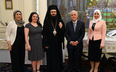 Monseñor Santiago El Khoury es recibido por el Jefe de Misión de la Embajada de la República Árabe Siria, Maher Mahfouz, su Sra. esposa y miembros del cuerpo diplomático
