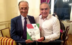 Embajador del Estado de Palestina, Husni Abdel Wahed, recibe el obsequio del presidente del Club Palestino, Ing. Jorge Uaui